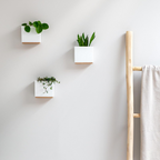 Set de 3 maceteros de pared de resina con detalle de madera, blancos, para plantas de interior