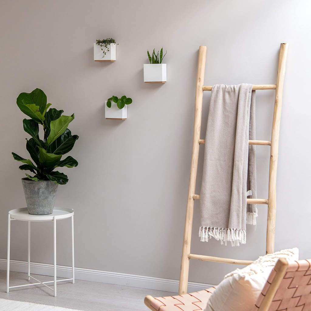Set de 3 maceteros de pared de resina con detalle de madera, blancos, para plantas de interior