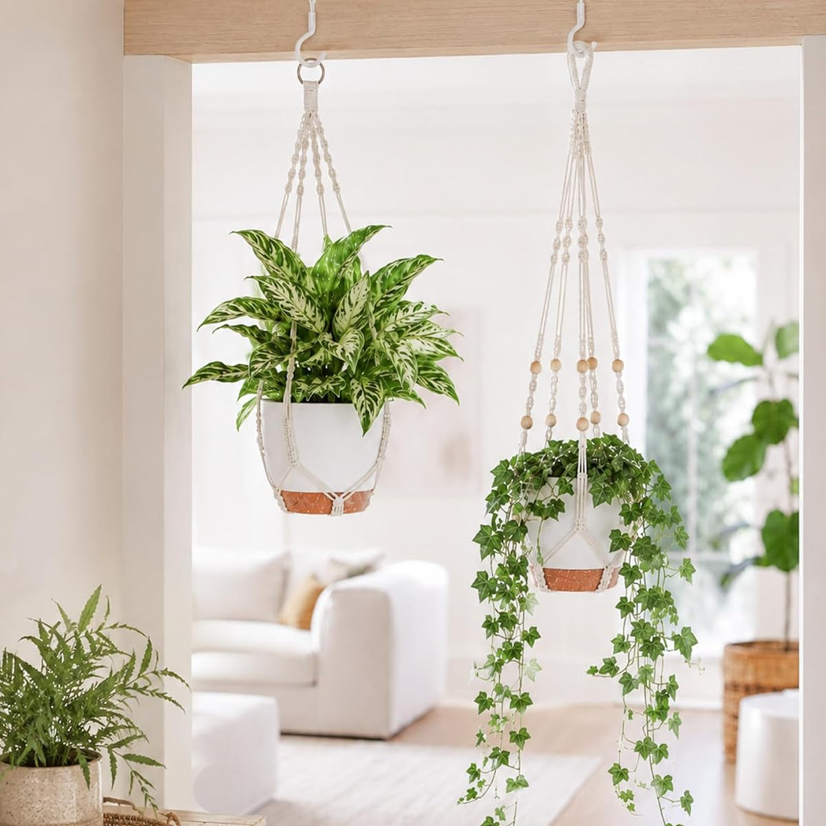 Set de 3 maceteros colgantes con soportes de macramé y sistema de autorriego, blancos, para interior y balcón